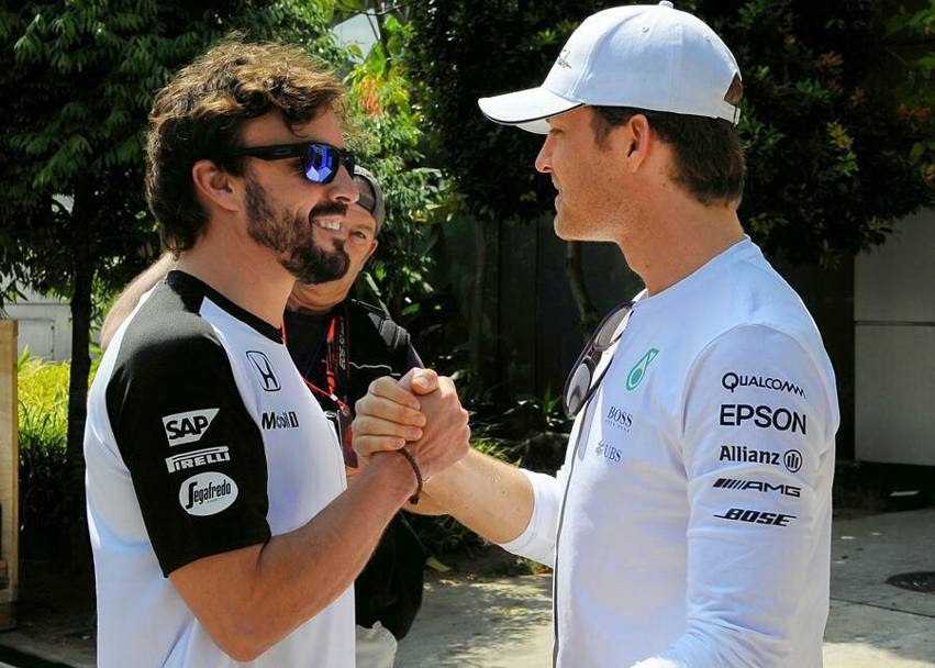 Nico Rosberg saluta lo spagnolo
